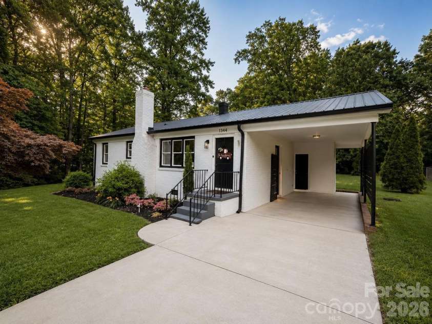 1344 12th Avenue, Hickory, NC 28601.  MLS# CAR4385752, YatesRealty ID 28910. 