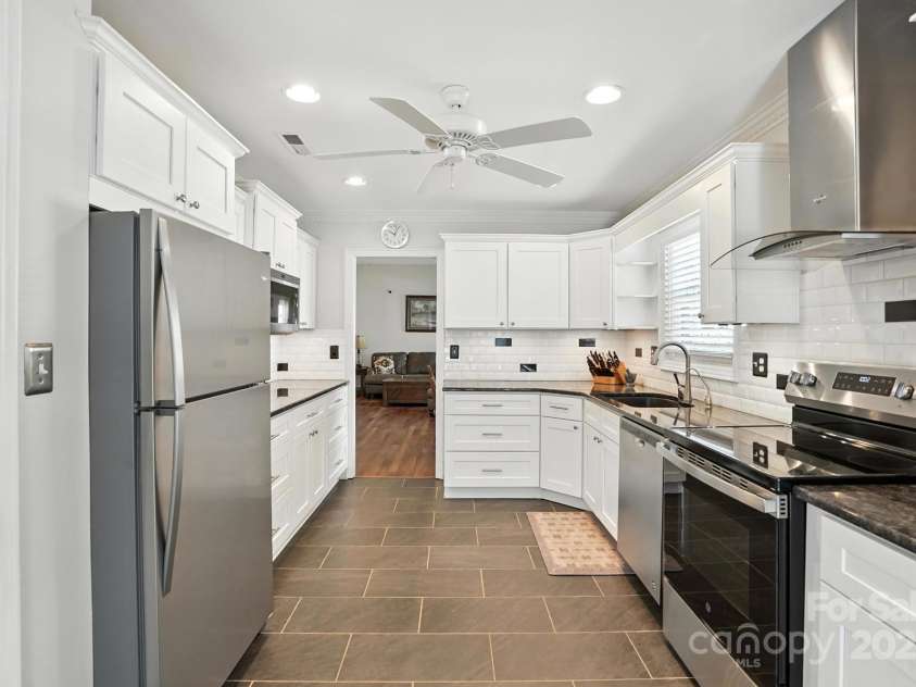 2902 Cherry Blossom Court, Fort Mill, SC 29715.  MLS# CAR4282554, YatesRealty ID 28913. Updated Kitchen