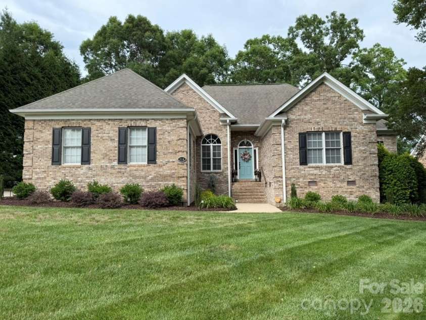 914 Players Ridge Road, Hickory, NC 28601.  MLS# CAR4387638, YatesRealty ID 28913. 