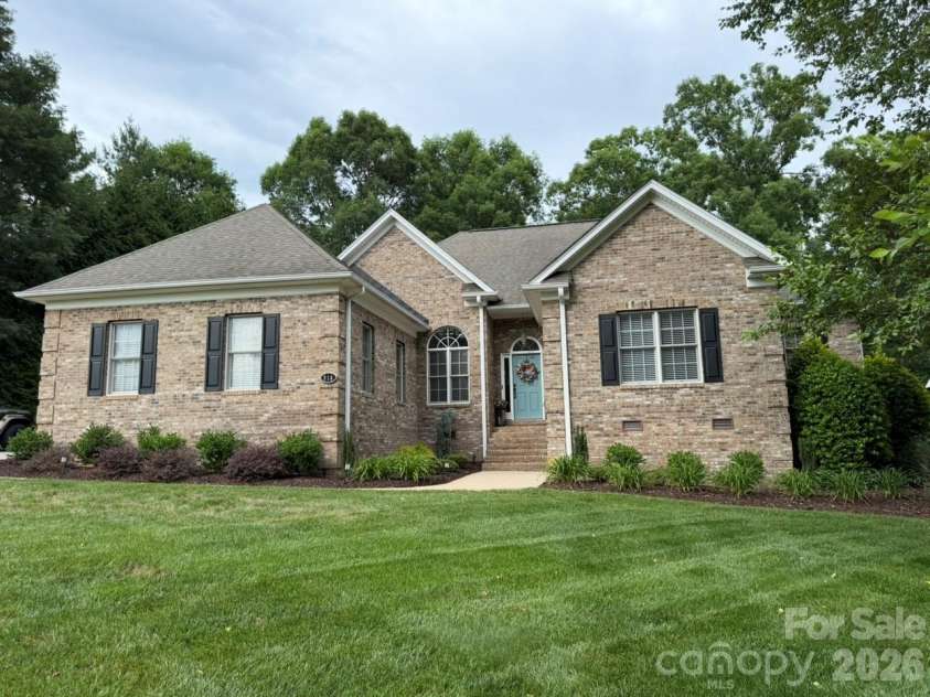 914 Players Ridge Road, Hickory, NC 28601.  MLS# CAR4387638, YatesRealty ID 28913. 