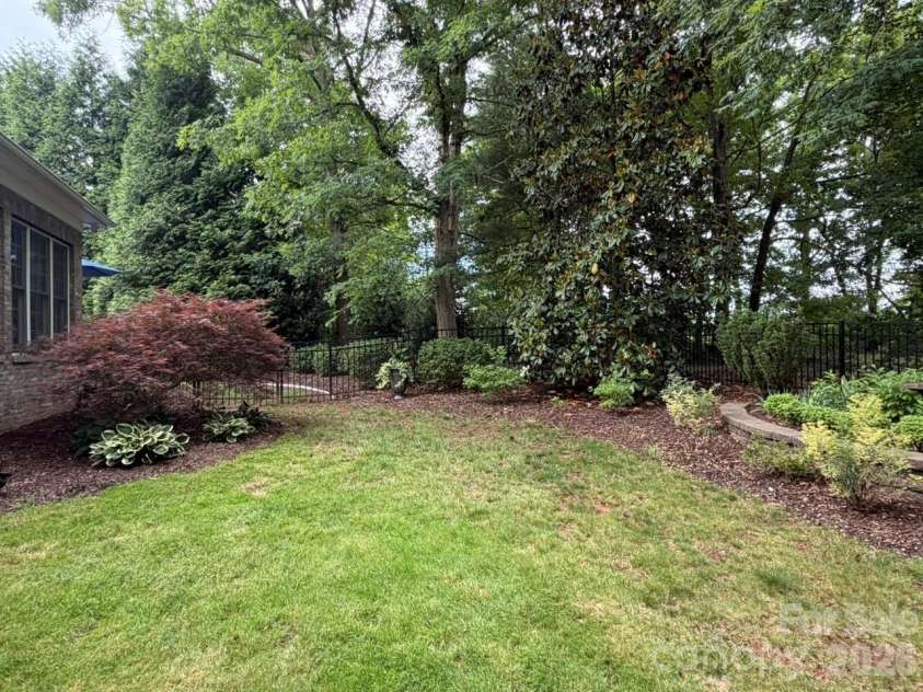 914 Players Ridge Road, Hickory, NC 28601.  MLS# CAR4387638, YatesRealty ID 28913. 