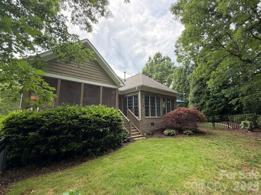 914 Players Ridge Road, Hickory, NC 28601.  MLS# CAR4387638, YatesRealty ID 28913. 