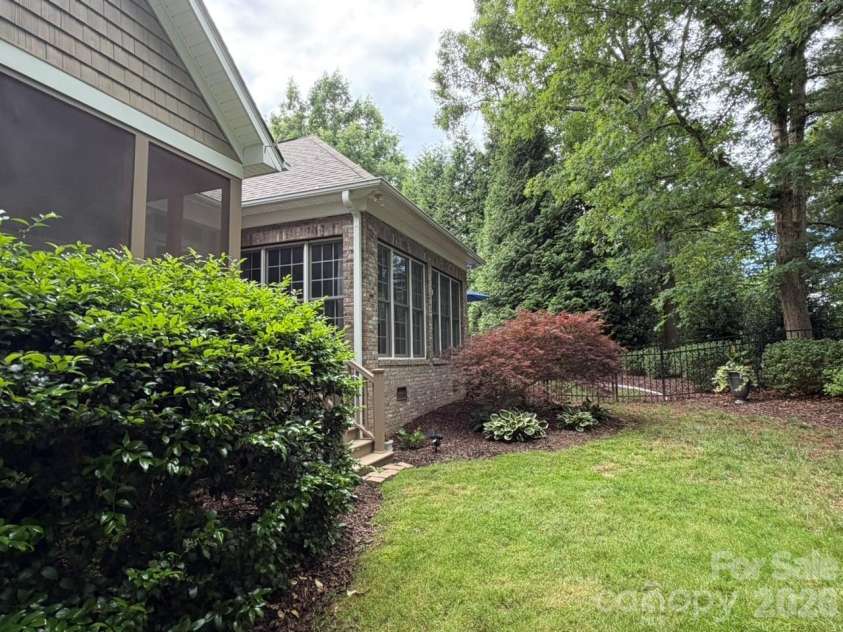 914 Players Ridge Road, Hickory, NC 28601.  MLS# CAR4387638, YatesRealty ID 28913. 