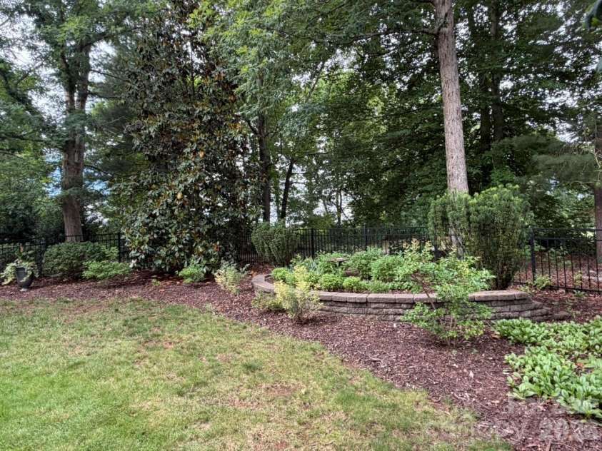 914 Players Ridge Road, Hickory, NC 28601.  MLS# CAR4387638, YatesRealty ID 28913. 