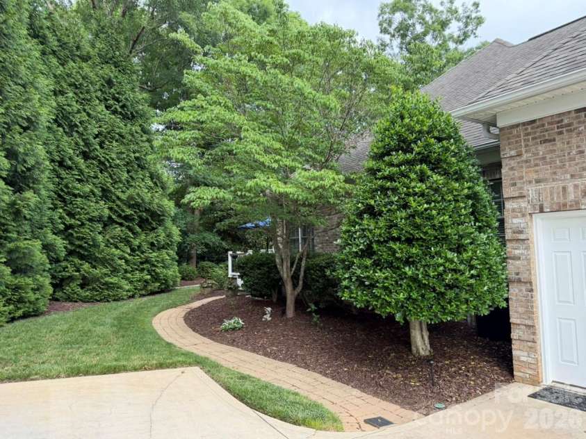 914 Players Ridge Road, Hickory, NC 28601.  MLS# CAR4387638, YatesRealty ID 28913. 