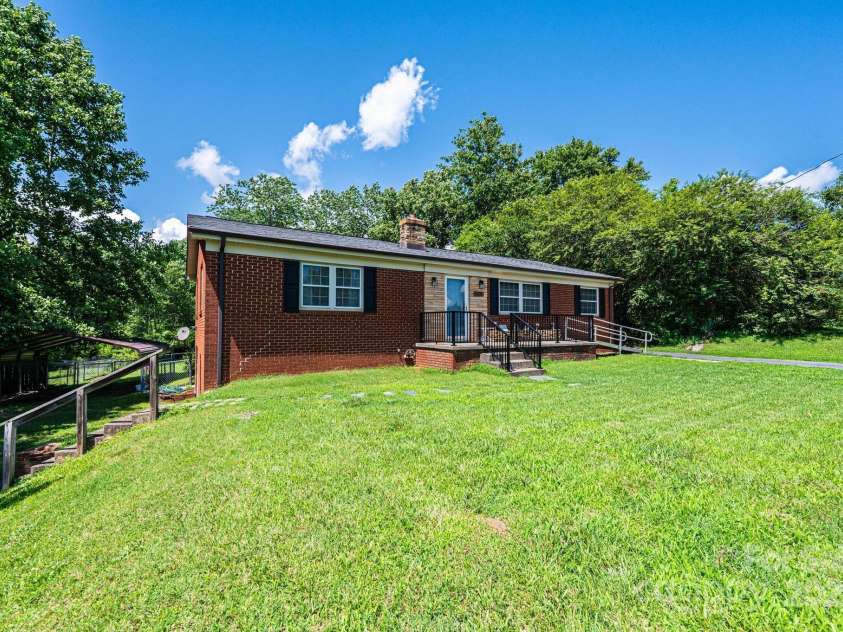 559 15th Avenue, Hickory, NC 28602.  MLS# CAR4273945, YatesRealty ID 28914. 