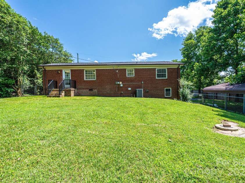 559 15th Avenue, Hickory, NC 28602.  MLS# CAR4273945, YatesRealty ID 28914. 