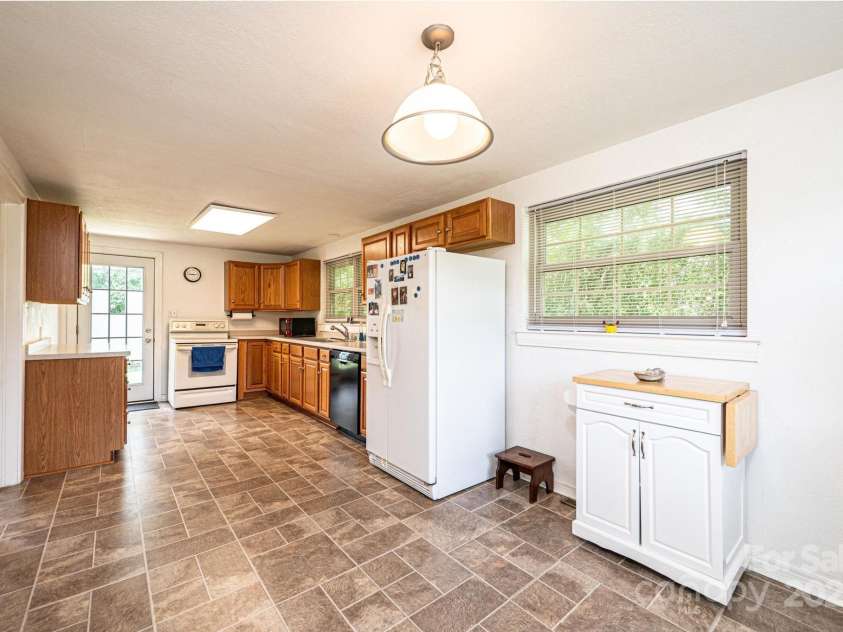 559 15th Avenue, Hickory, NC 28602.  MLS# CAR4273945, YatesRealty ID 28914. 