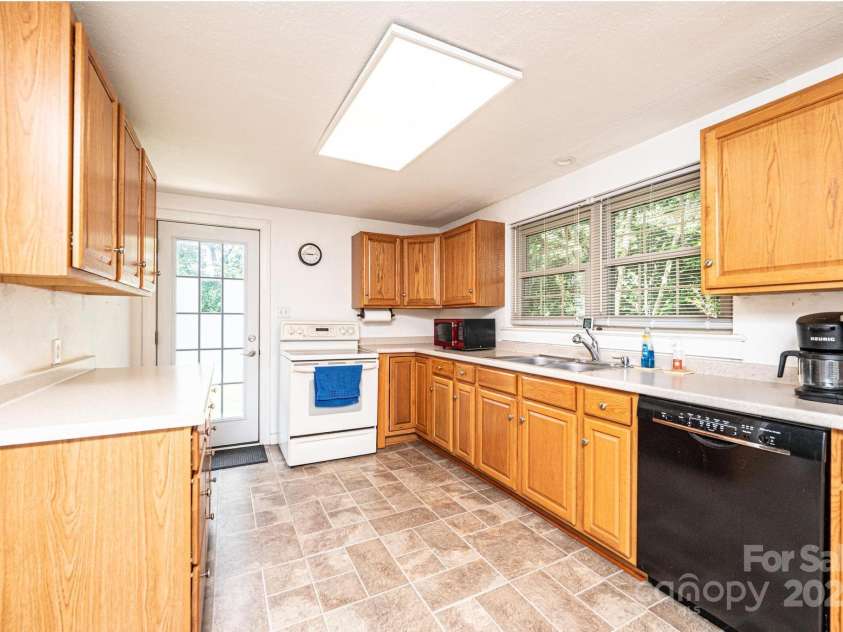 559 15th Avenue, Hickory, NC 28602.  MLS# CAR4273945, YatesRealty ID 28914. 