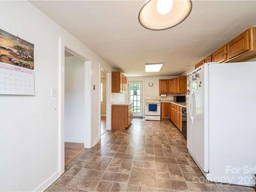 559 15th Avenue, Hickory, NC 28602.  MLS# CAR4273945, YatesRealty ID 28914. 