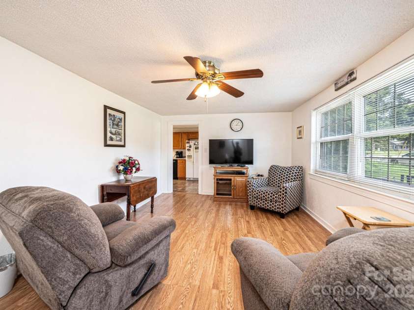 559 15th Avenue, Hickory, NC 28602.  MLS# CAR4273945, YatesRealty ID 28914. 