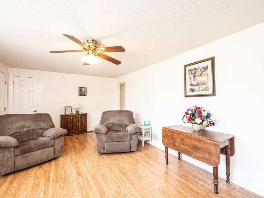 559 15th Avenue, Hickory, NC 28602.  MLS# CAR4273945, YatesRealty ID 28914. 