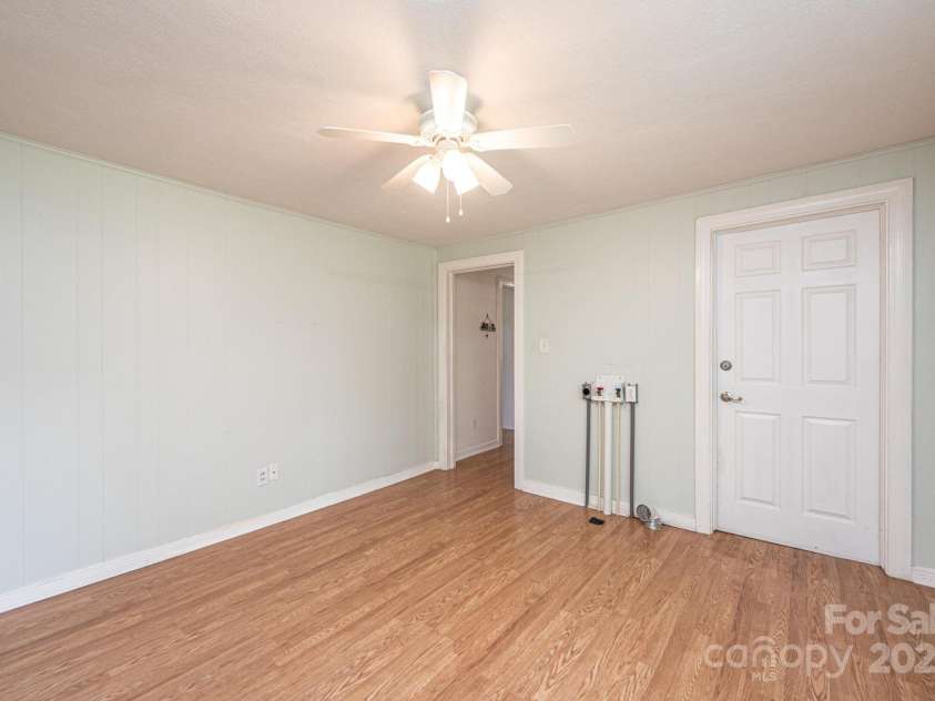 559 15th Avenue, Hickory, NC 28602.  MLS# CAR4273945, YatesRealty ID 28914. 