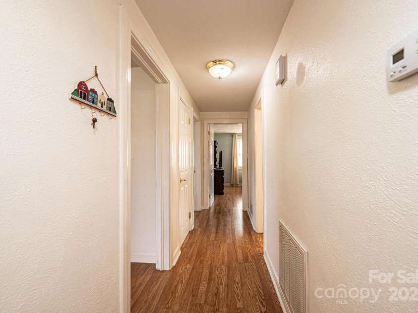 559 15th Avenue, Hickory, NC 28602.  MLS# CAR4273945, YatesRealty ID 28914. 