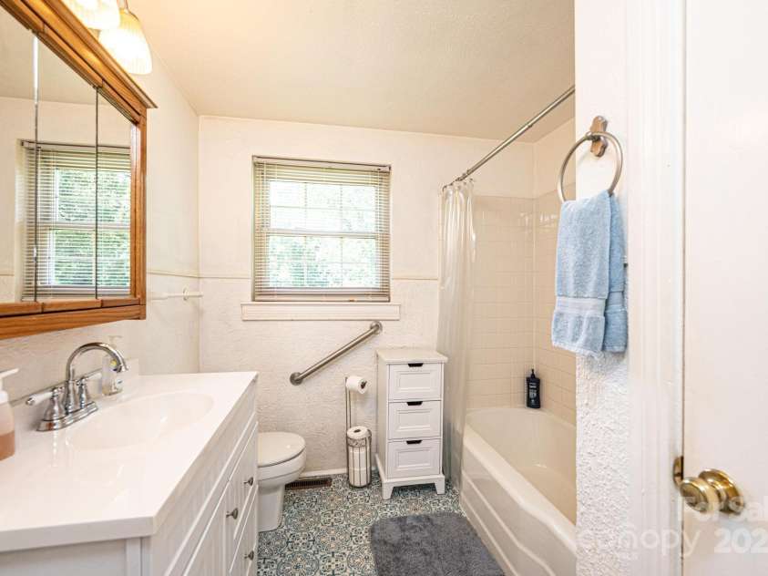 559 15th Avenue, Hickory, NC 28602.  MLS# CAR4273945, YatesRealty ID 28914. 