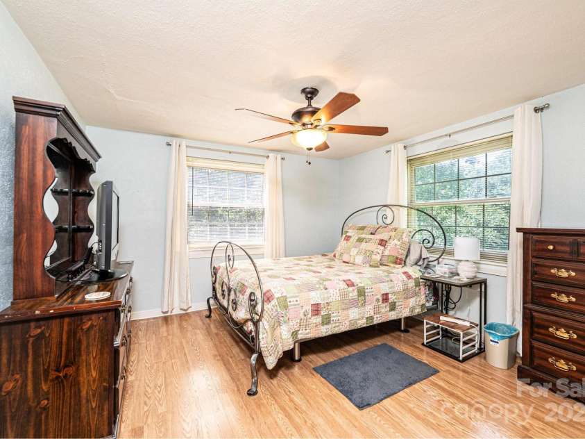 559 15th Avenue, Hickory, NC 28602.  MLS# CAR4273945, YatesRealty ID 28914. 