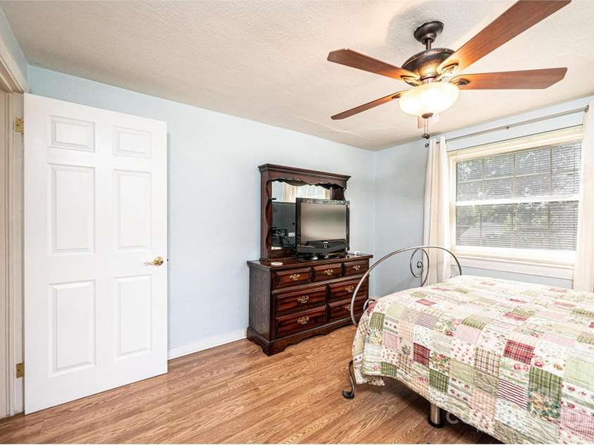 559 15th Avenue, Hickory, NC 28602.  MLS# CAR4273945, YatesRealty ID 28914. 