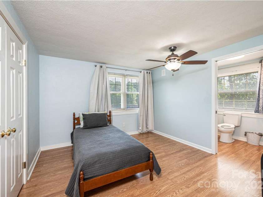 559 15th Avenue, Hickory, NC 28602.  MLS# CAR4273945, YatesRealty ID 28914. 