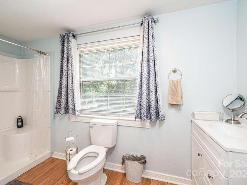 559 15th Avenue, Hickory, NC 28602.  MLS# CAR4273945, YatesRealty ID 28914. 