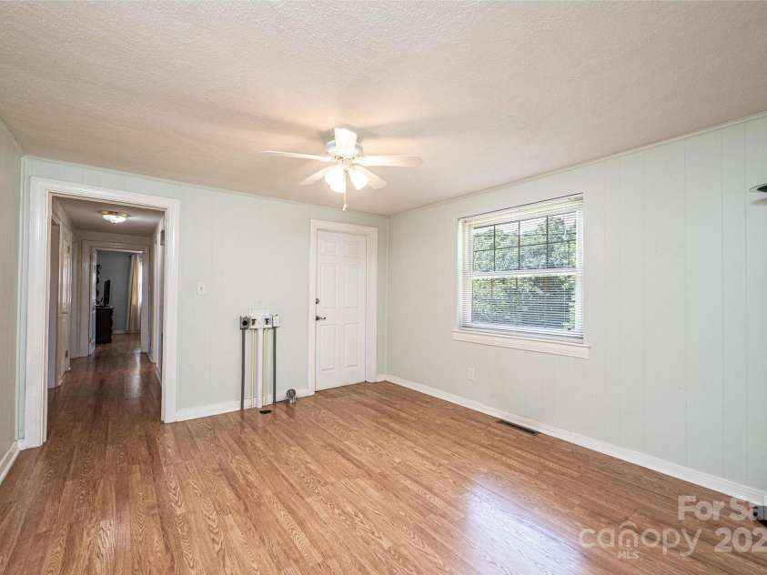 559 15th Avenue, Hickory, NC 28602.  MLS# CAR4273945, YatesRealty ID 28914. 