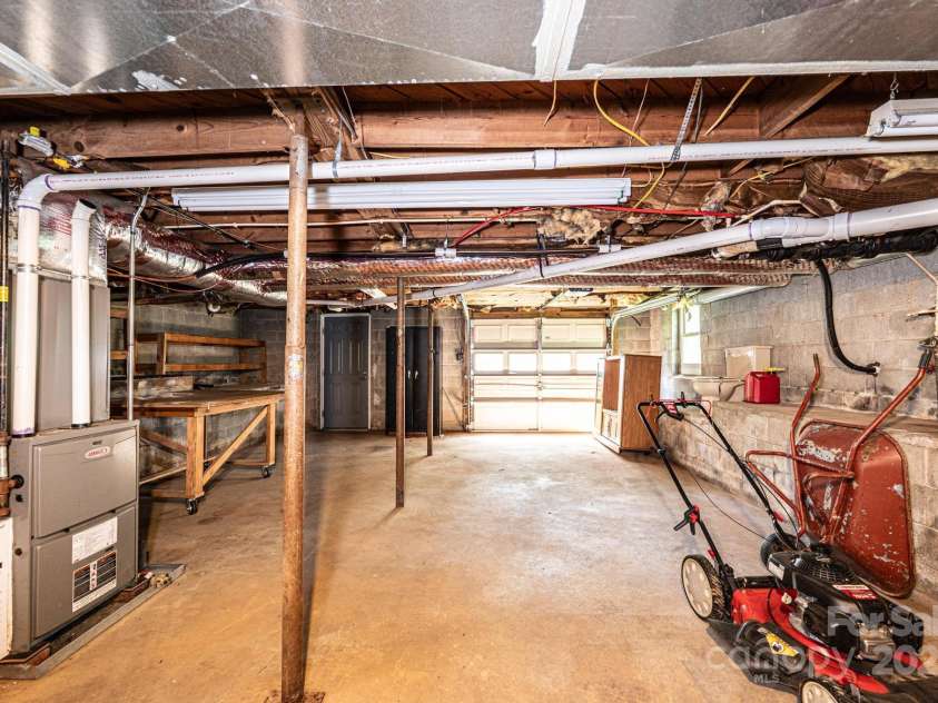 559 15th Avenue, Hickory, NC 28602.  MLS# CAR4273945, YatesRealty ID 28914. 