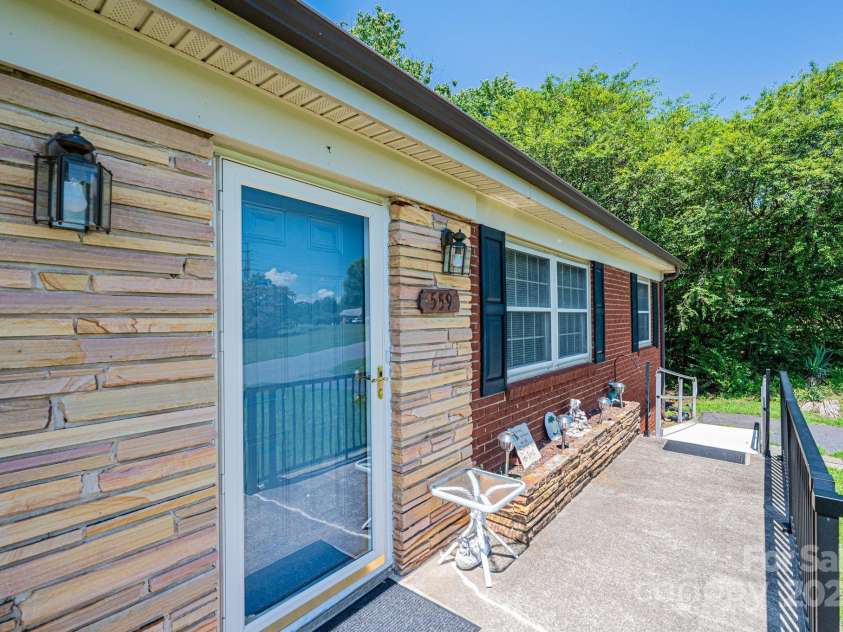 559 15th Avenue, Hickory, NC 28602.  MLS# CAR4273945, YatesRealty ID 28914. 