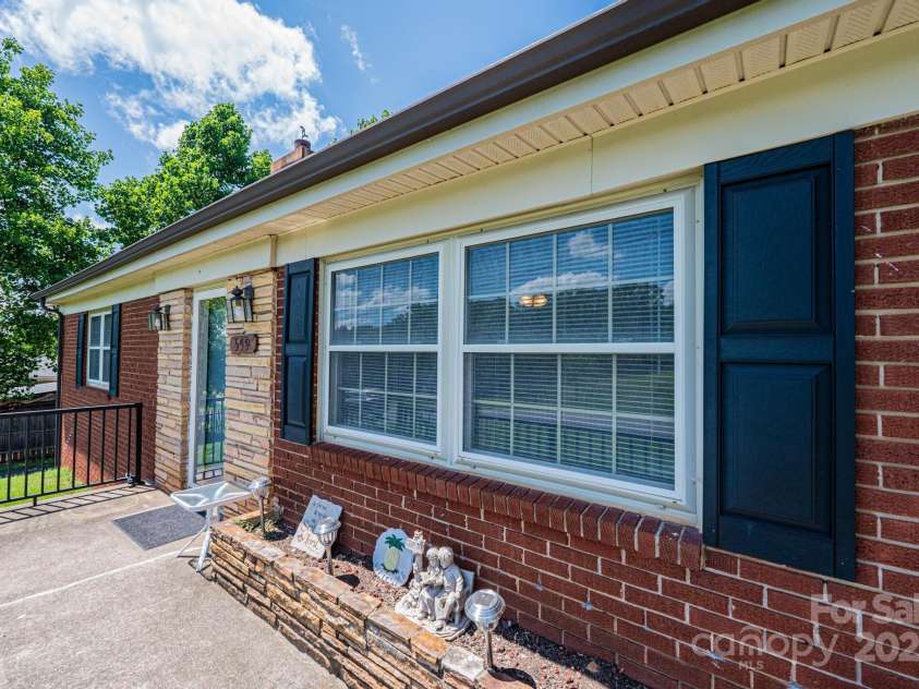 559 15th Avenue, Hickory, NC 28602.  MLS# CAR4273945, YatesRealty ID 28914. 