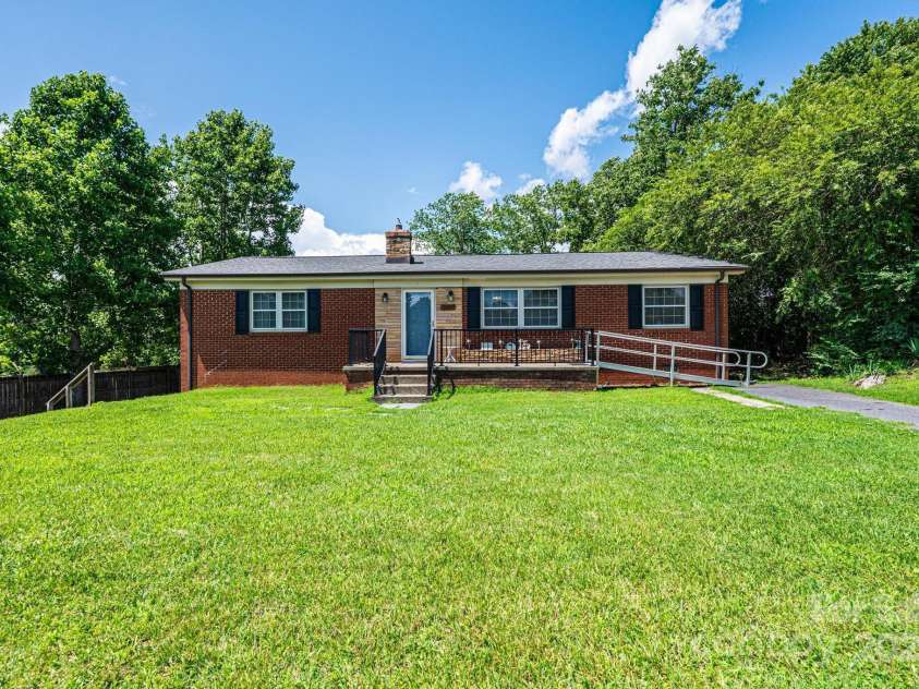 559 15th Avenue, Hickory, NC 28602.  MLS# CAR4273945, YatesRealty ID 28914. 