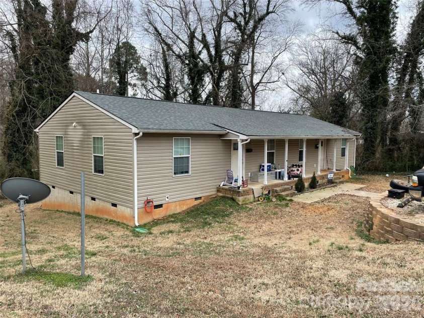 113 Sunset Drive, Clover, SC 29710.  MLS# CAR4390830, YatesRealty ID 28917. 