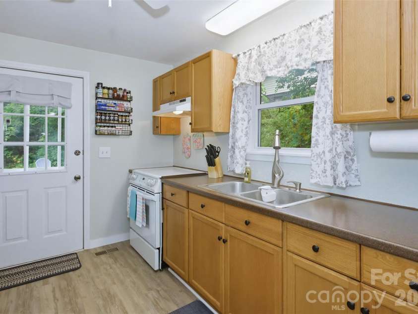 83 View Street, Marion, NC 28752.  MLS# CAR4376299, YatesRealty ID 28919. 