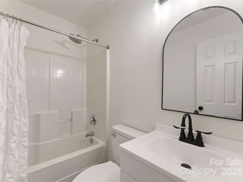 5229 Tarrywood Lane, Charlotte, NC 28205.  MLS# CAR4268771, YatesRealty ID 28922. Full bathroom upstairs.