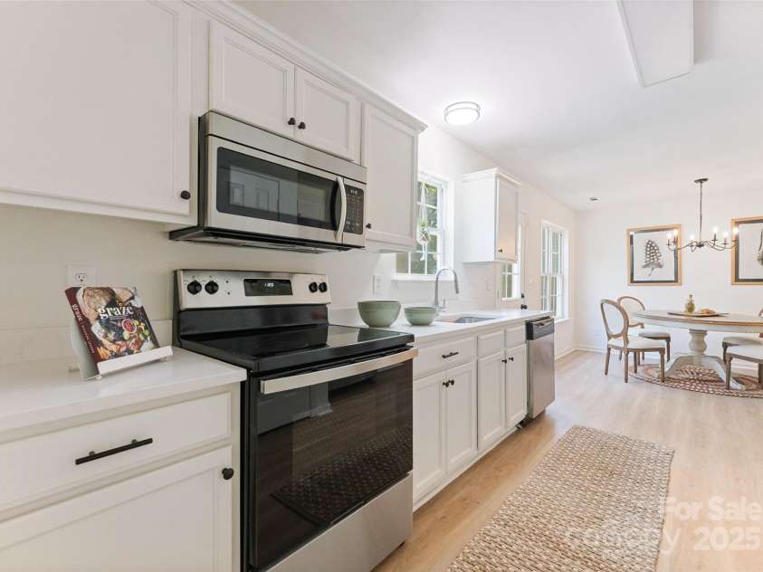 5229 Tarrywood Lane, Charlotte, NC 28205.  MLS# CAR4268771, YatesRealty ID 28922. Kitchen with quartz countertops and stainless steel appliances.