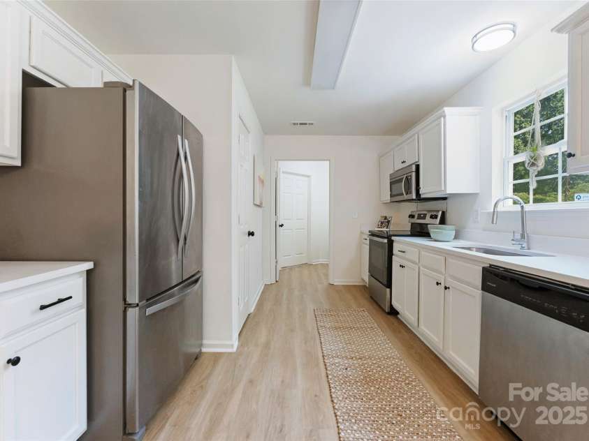 5229 Tarrywood Lane, Charlotte, NC 28205.  MLS# CAR4268771, YatesRealty ID 28922. Kitchen with quartz countertops and stainless steel appliances.