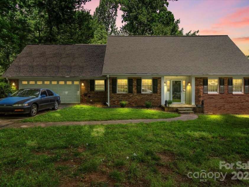 2701 Castes Drive, Pfafftown, NC 27040.  MLS# CAR4258315, YatesRealty ID 28923. 