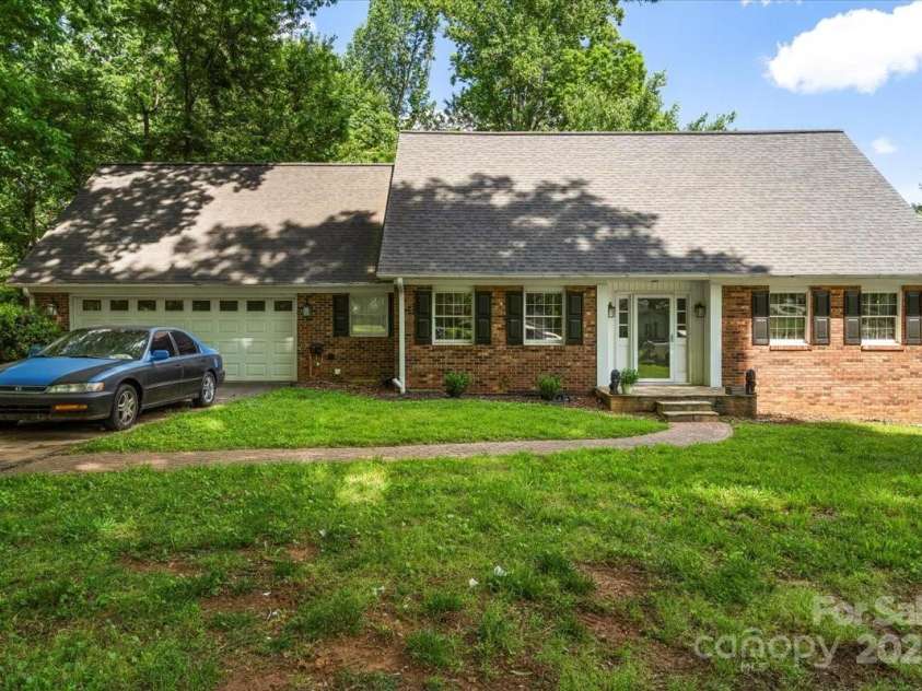 2701 Castes Drive, Pfafftown, NC 27040.  MLS# CAR4258315, YatesRealty ID 28923. 