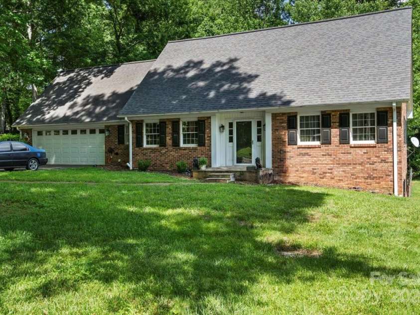 2701 Castes Drive, Pfafftown, NC 27040.  MLS# CAR4258315, YatesRealty ID 28923. 