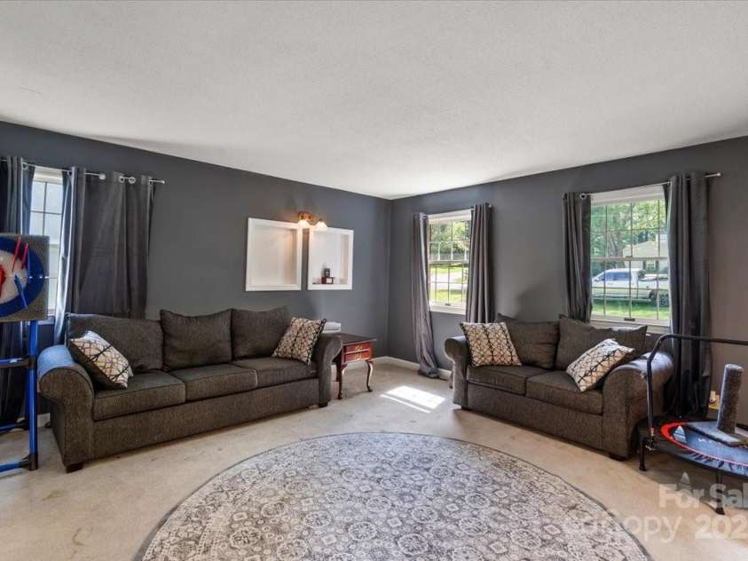 2701 Castes Drive, Pfafftown, NC 27040.  MLS# CAR4258315, YatesRealty ID 28923. 