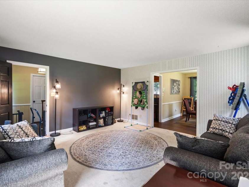 2701 Castes Drive, Pfafftown, NC 27040.  MLS# CAR4258315, YatesRealty ID 28923. 