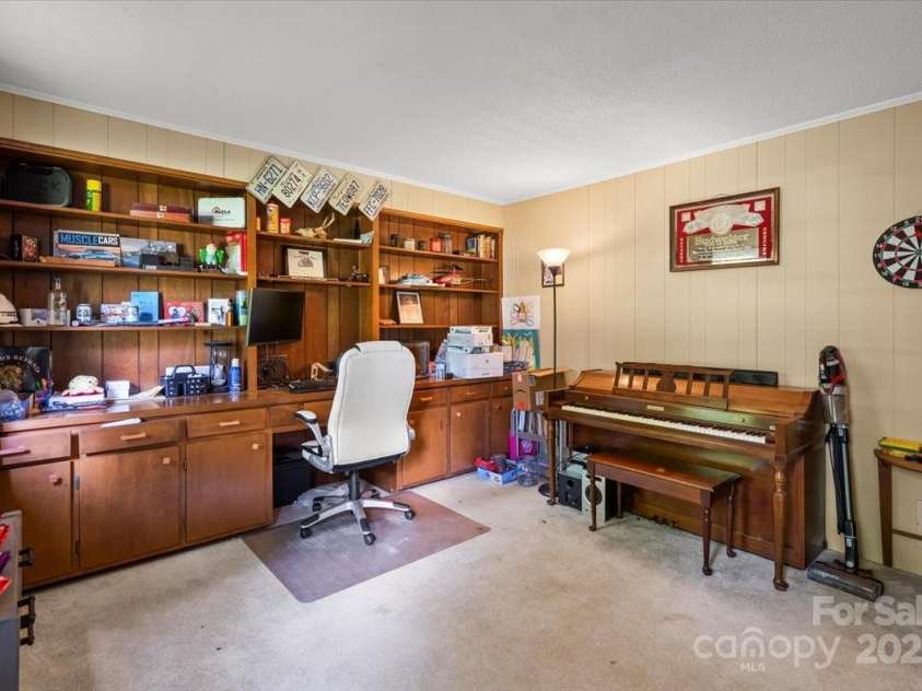 2701 Castes Drive, Pfafftown, NC 27040.  MLS# CAR4258315, YatesRealty ID 28923. 