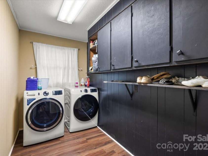 2701 Castes Drive, Pfafftown, NC 27040.  MLS# CAR4258315, YatesRealty ID 28923. 