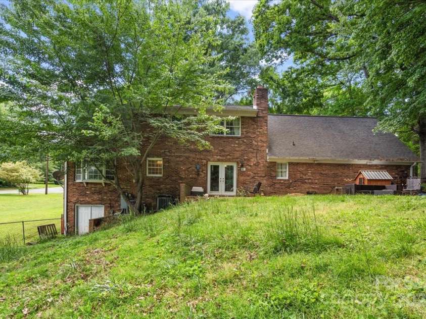 2701 Castes Drive, Pfafftown, NC 27040.  MLS# CAR4258315, YatesRealty ID 28923. 