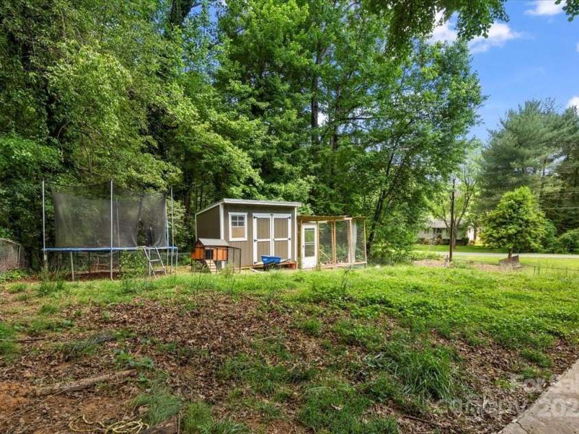 2701 Castes Drive, Pfafftown, NC 27040.  MLS# CAR4258315, YatesRealty ID 28923. 
