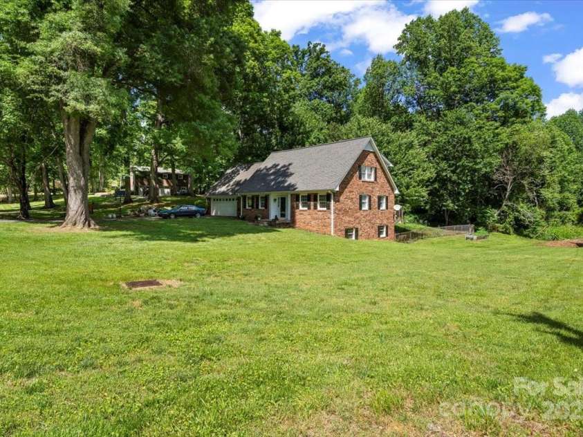 2701 Castes Drive, Pfafftown, NC 27040.  MLS# CAR4258315, YatesRealty ID 28923. 