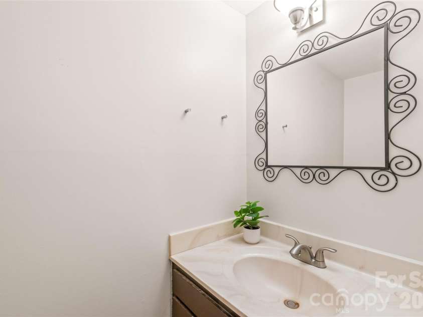 11007 Park Road, Charlotte, NC 28226.  MLS# CAR4388307, YatesRealty ID 28924. Downstairs Half Bath
