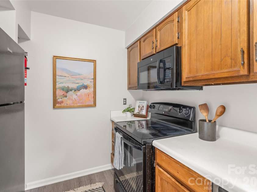 11007 Park Road, Charlotte, NC 28226.  MLS# CAR4388307, YatesRealty ID 28924. Kitchen