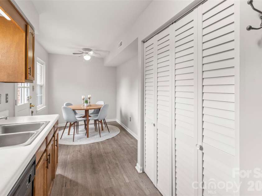11007 Park Road, Charlotte, NC 28226.  MLS# CAR4388307, YatesRealty ID 28924. Kitchen and Eat in Dining