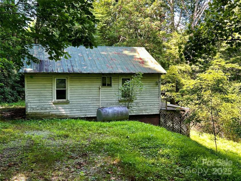 564 Upper Thomas Branch Road, Marshall, NC 28753.  MLS# CAR4281614, YatesRealty ID 28924. 