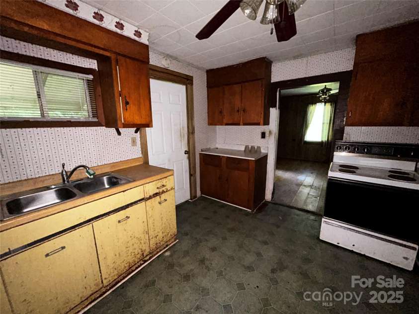 564 Upper Thomas Branch Road, Marshall, NC 28753.  MLS# CAR4281614, YatesRealty ID 28924. 