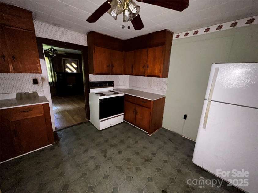 564 Upper Thomas Branch Road, Marshall, NC 28753.  MLS# CAR4281614, YatesRealty ID 28924. 