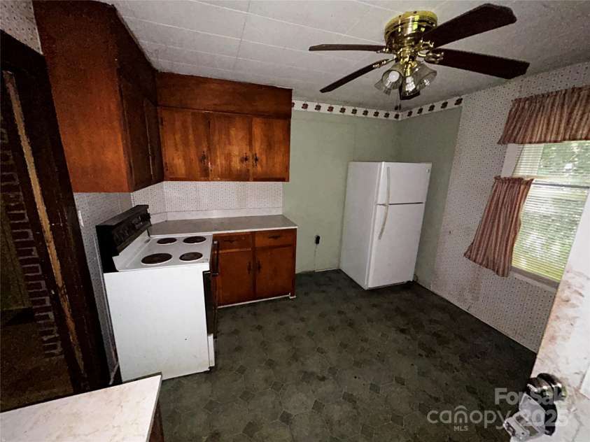 564 Upper Thomas Branch Road, Marshall, NC 28753.  MLS# CAR4281614, YatesRealty ID 28924. 